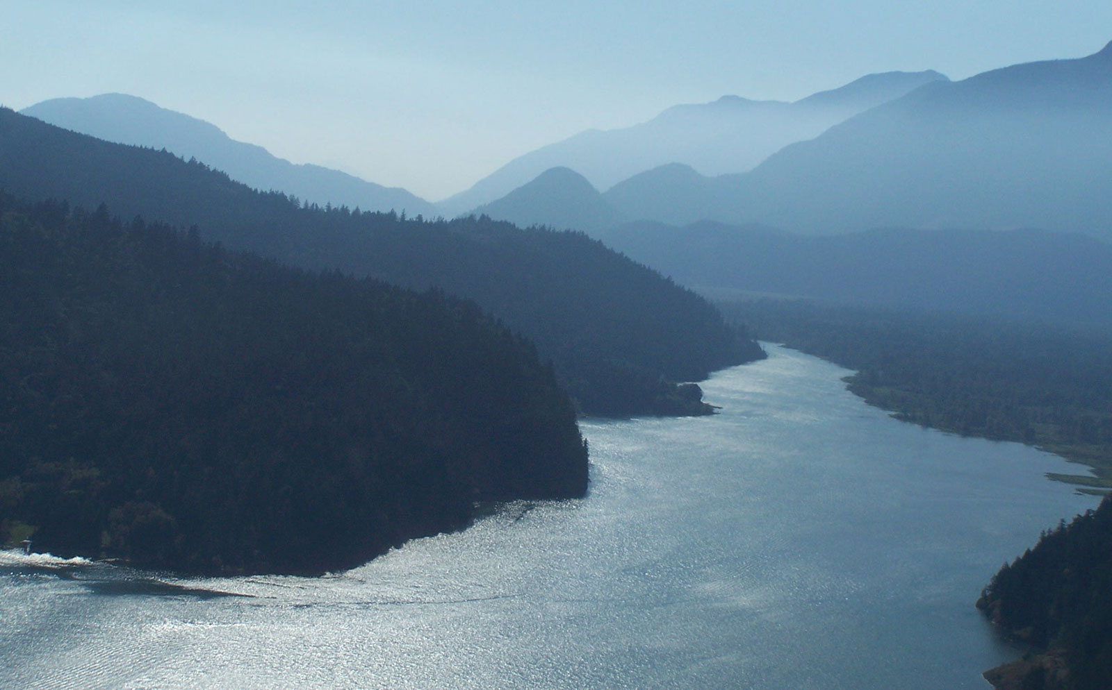 Une vue aérienne de la rivière Harrison et des montagnes avoisinantes.