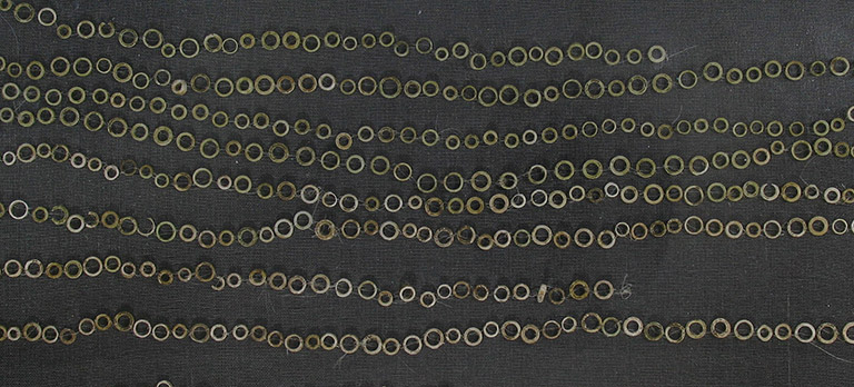 De nombreuses petites perles alignées sur huit rangées.